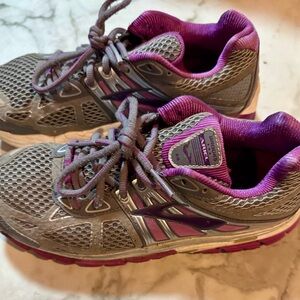 Brooks Ariel Shoes in Silver/Purple - size 8.5